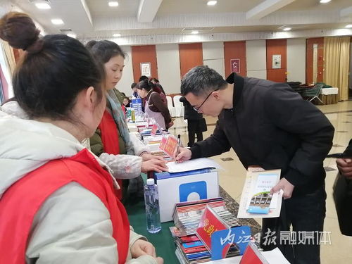 內(nèi)江市市中區(qū)圖書館首次亮相兩會現(xiàn)場，提供專業(yè)文獻信息咨詢服務